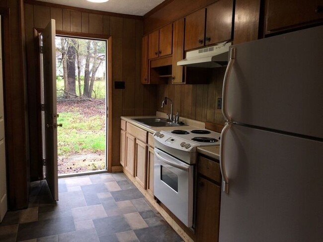 Building Photo - 2 Bedroom 1 Bath Duplex For Rent!
