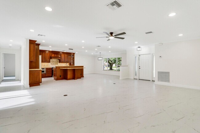 Building Photo - 100 SW 15th Ct