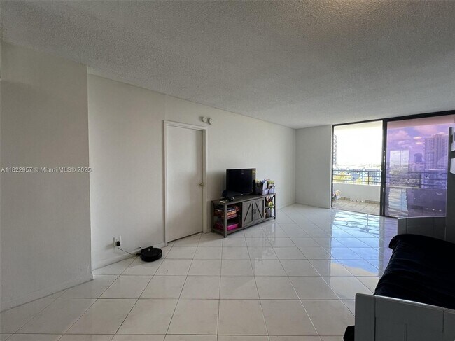Foto del edificio - 500 Three Islands Boulevard