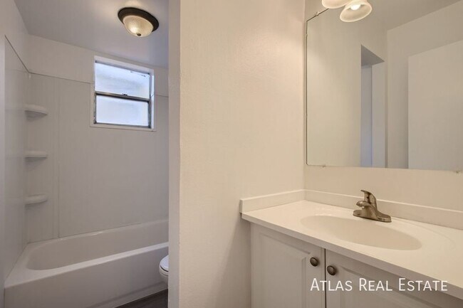 Foto del edificio - 331 N Columbine St