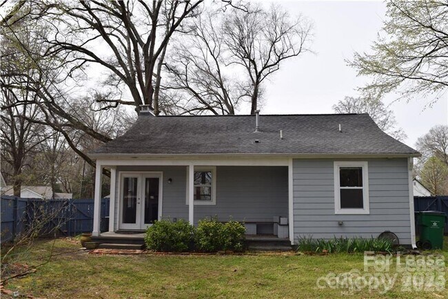 Foto del edificio - 1221 Meadow Ln