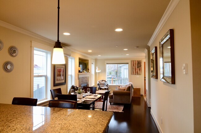 Foto del edificio - 3 Bedroom 2.5 Bath Queen Anne Townhome