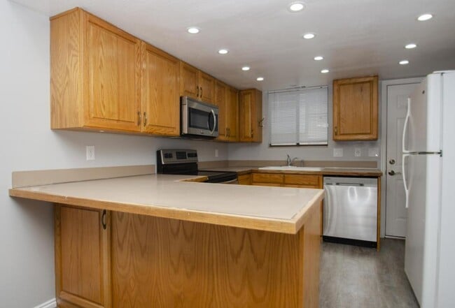 Building Photo - 1113 Country Hills Dr. #D1