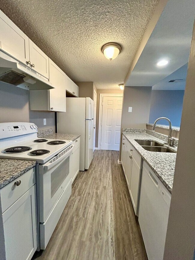 Foto del edificio - University Spacious 3rd floor Condo