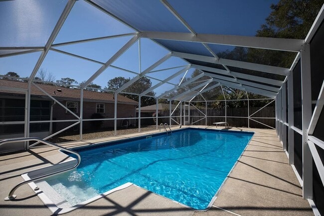 Enclosed pool - 396 Andrew Dr