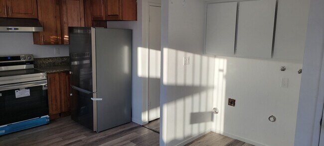 Building Photo - Newly renovated, new appliances, - Two bed...