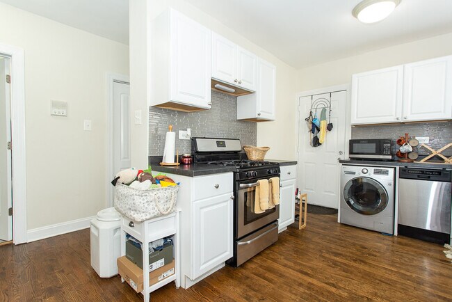 Foto del edificio - 3845 N Greenview Ave
