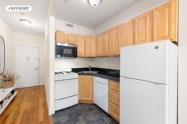 Building Photo - 447 W 47th St