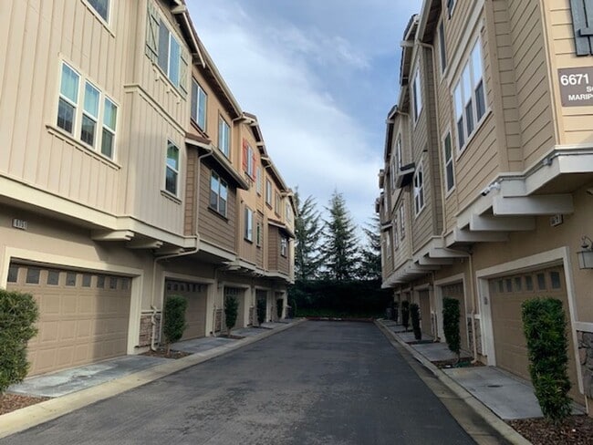 Building Photo - Remodeled Town home in Dublin