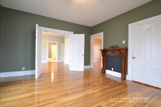 Foto del edificio - 22-24 Everett Sq. Unit 1