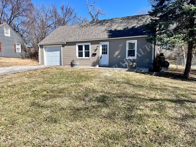 Building Photo - ADORABLE and CLEAN home in KCK-Available N...