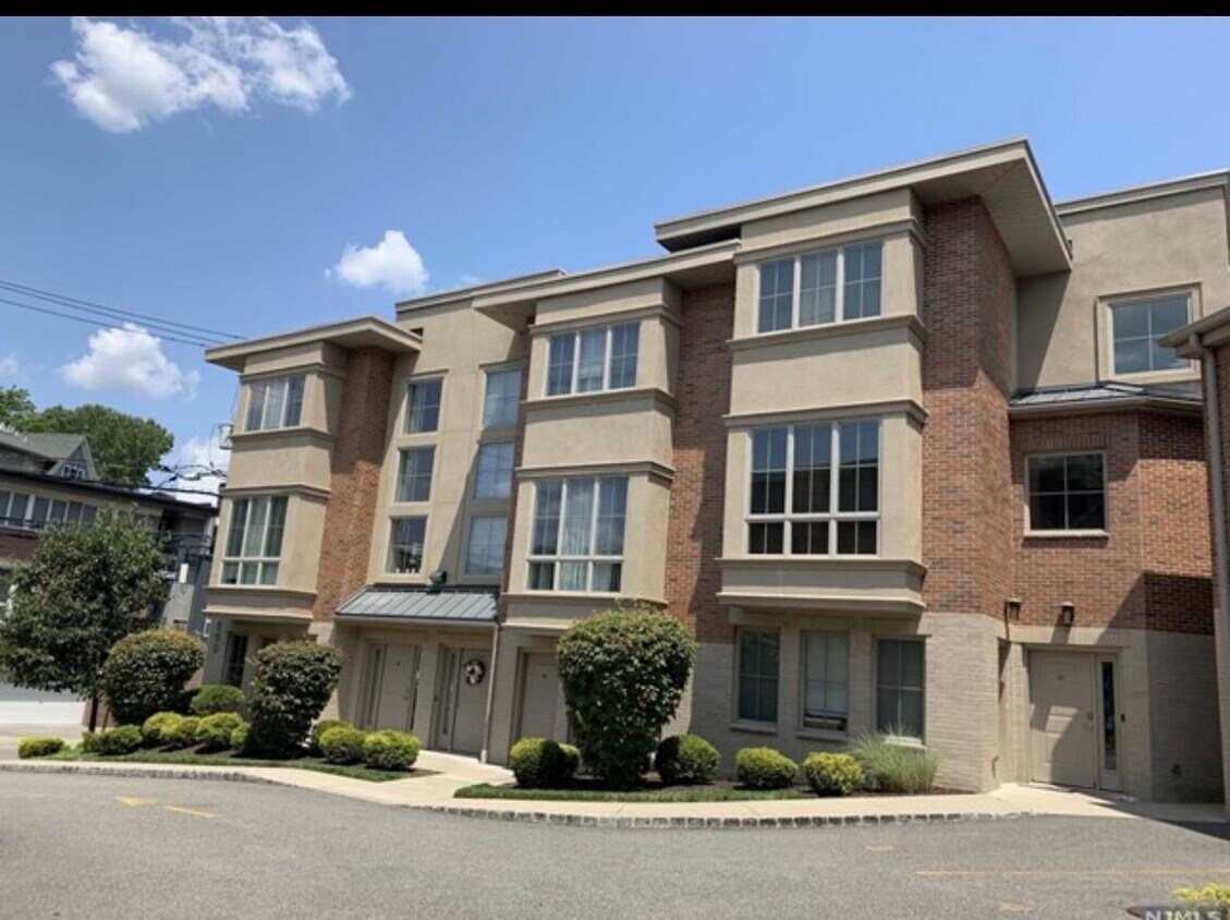 200 Laird Ave Unit 206, Cliffside Park, NJ 07010 Condo for Rent in Cliffside Park, NJ