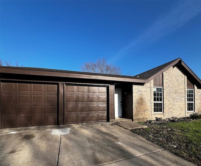 Building Photo - 2505 Clearwood Dr