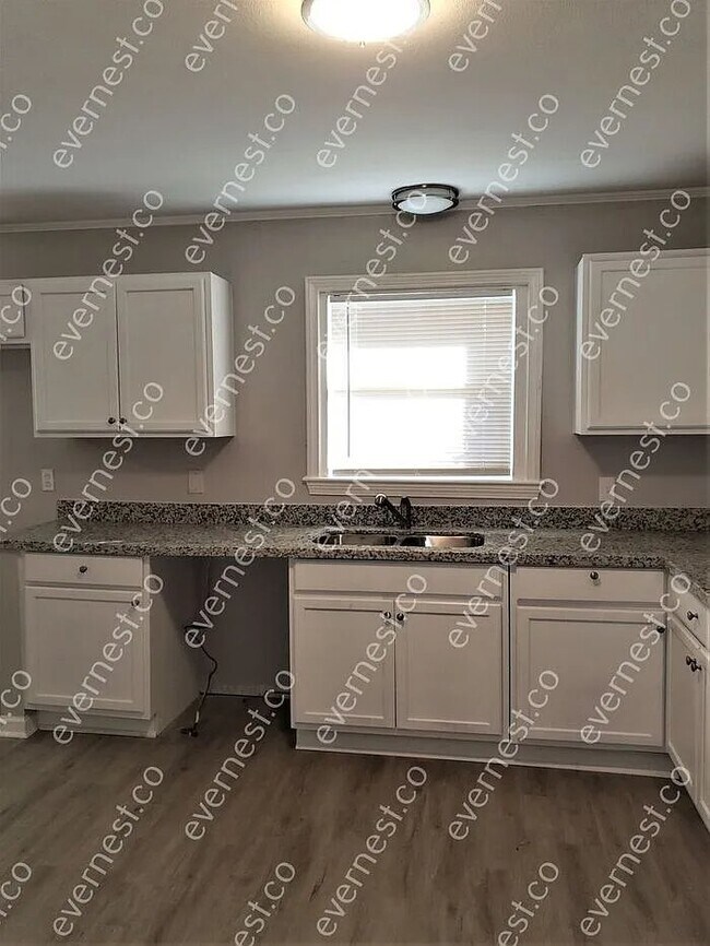 Foto del edificio - 729 McCluer Rd