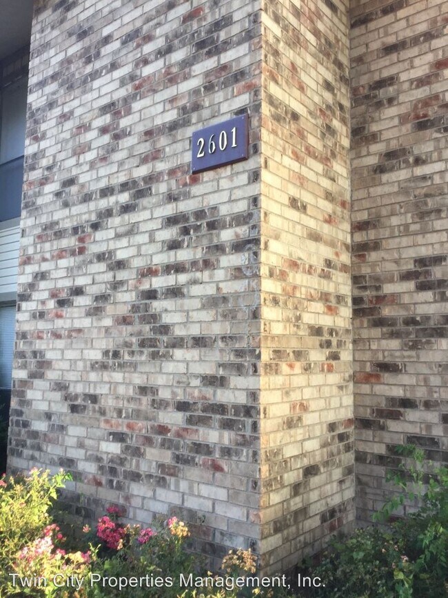 Building Photo - 2601 Pecan Knoll St