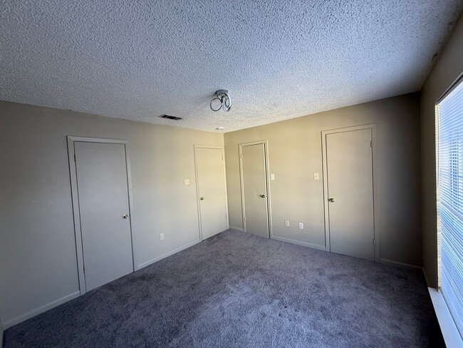 Building Photo - 2BD 1.5BA TOWNHOUSE WITH WATER INCLUDED