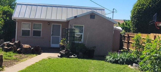 Building Photo - 816 W Marlette St