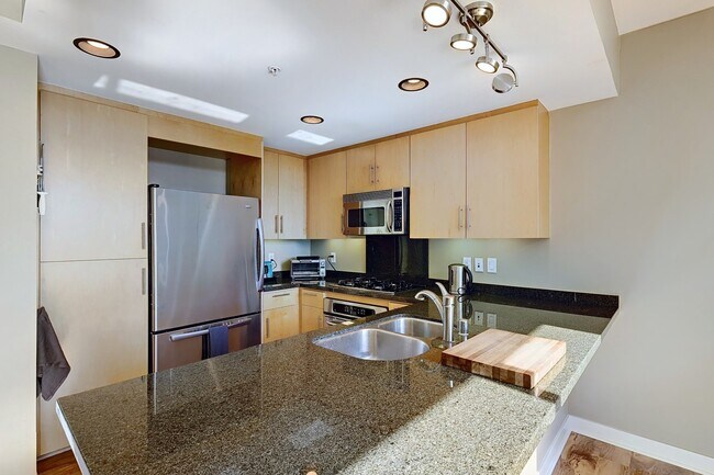 Building Photo - Hillcrest - The Egyptian - 1BD/1BA Parking...