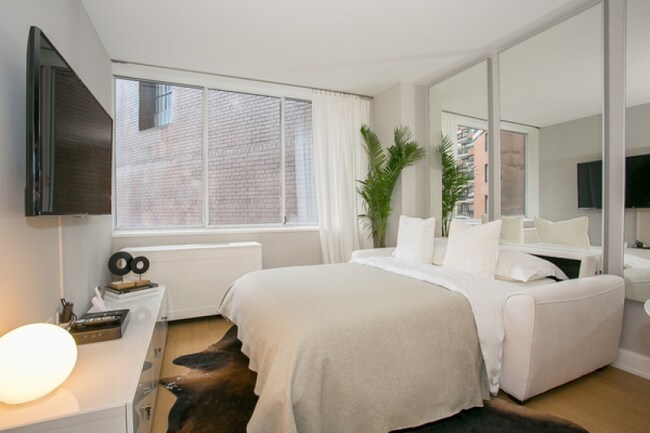 Building Photo - 440 W 45th St