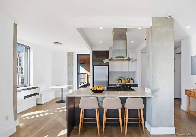 Building Photo - 225 E 138th St