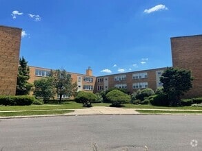 Building Photo - 7533 N Maplewood Ave