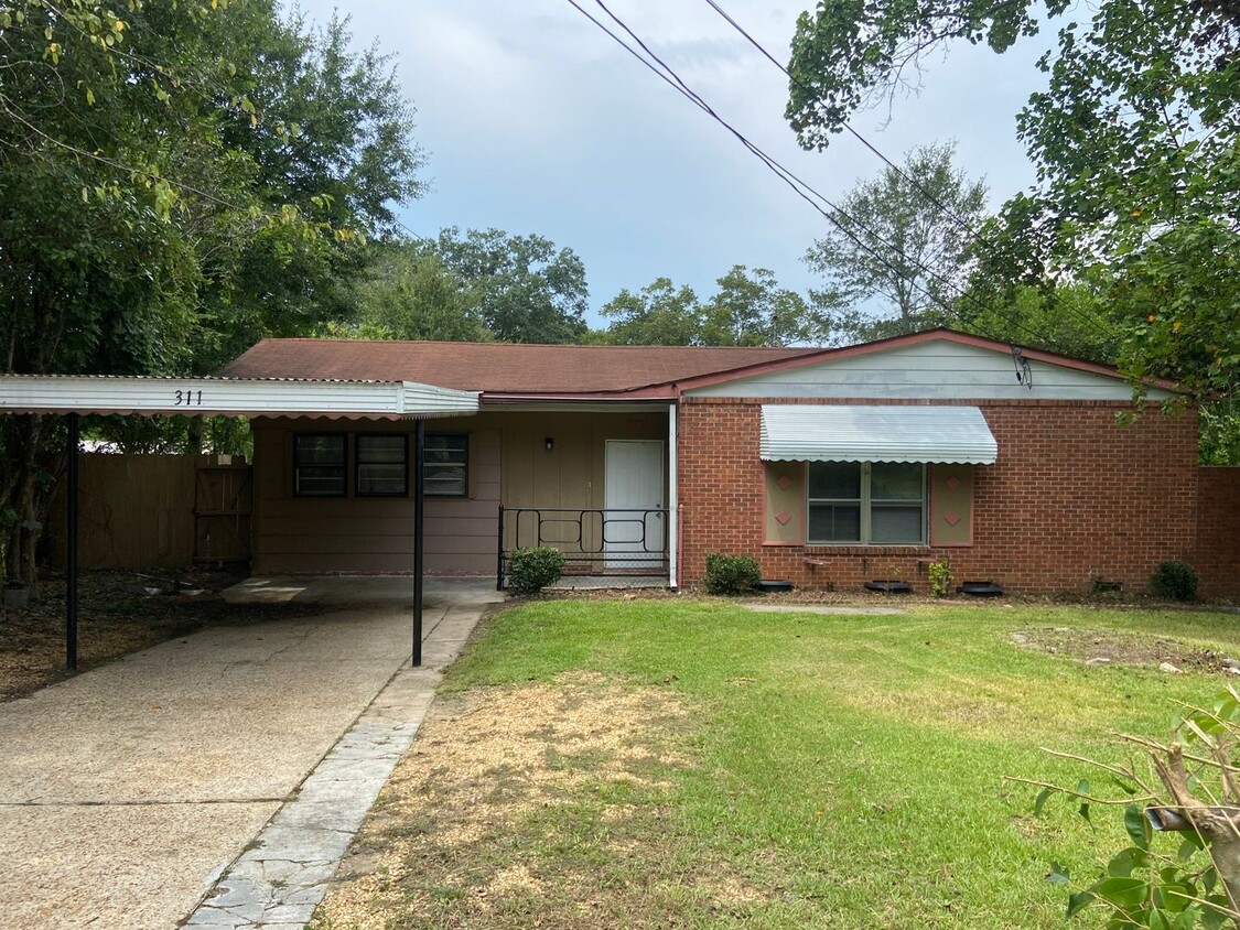 Primary Photo - **AVAILABLE NOW**4 Bedroom / 1 Bathroom Ho...