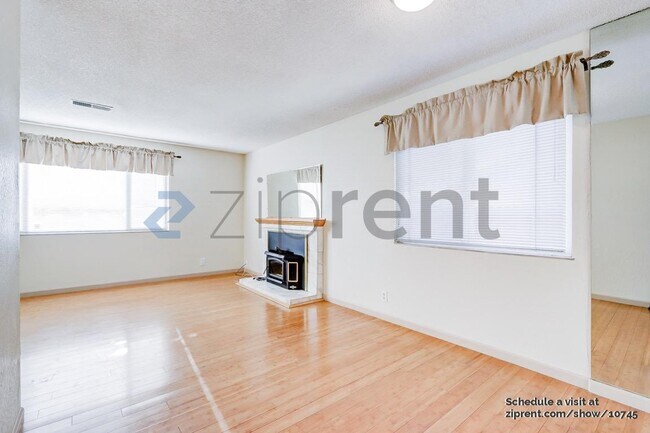 Building Photo - 125 Green Tree Dr