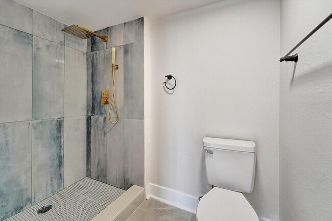 Building Photo - 6181 Balboa Cir