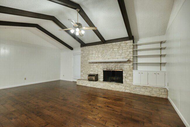 Foto del edificio - 9909 Oak Hollow