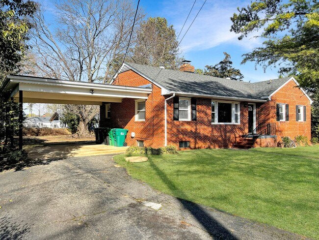 Foto del edificio - Contemporary 3 Bedroom, 1.5 Bathroom Ranch...