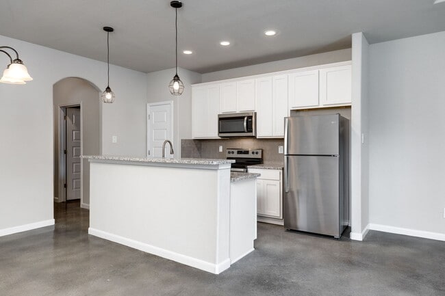 Building Photo - 926 Country Club Dr