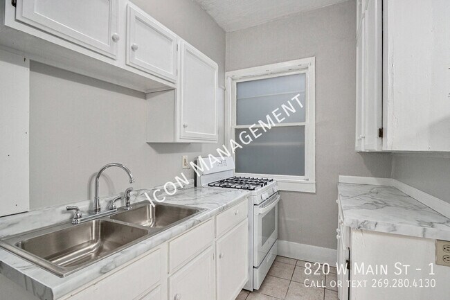 Foto del edificio - 820 W Main St