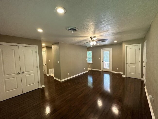 Building Photo - 35 Gore Ln