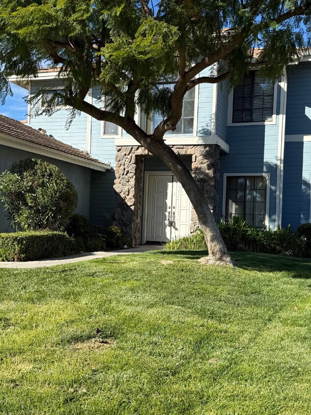 Building Photo - Must see this gem.  Newly painted through out and new flooring!  Won't last.