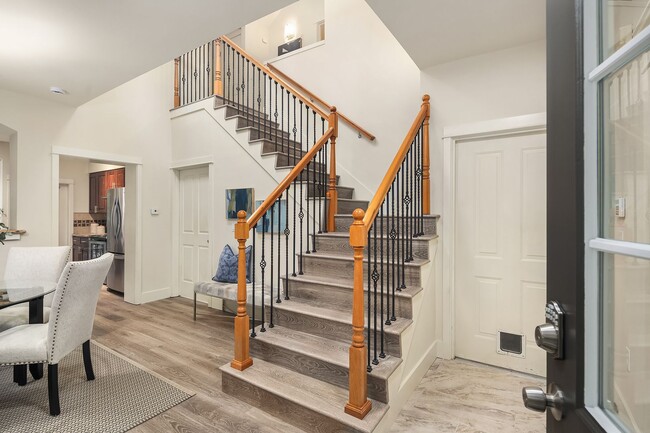 Building Photo - Redmond Private Townhouse - End Unit with ...