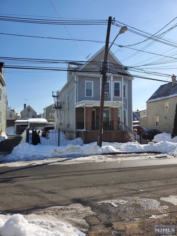 Building Photo - 523 N 5th St