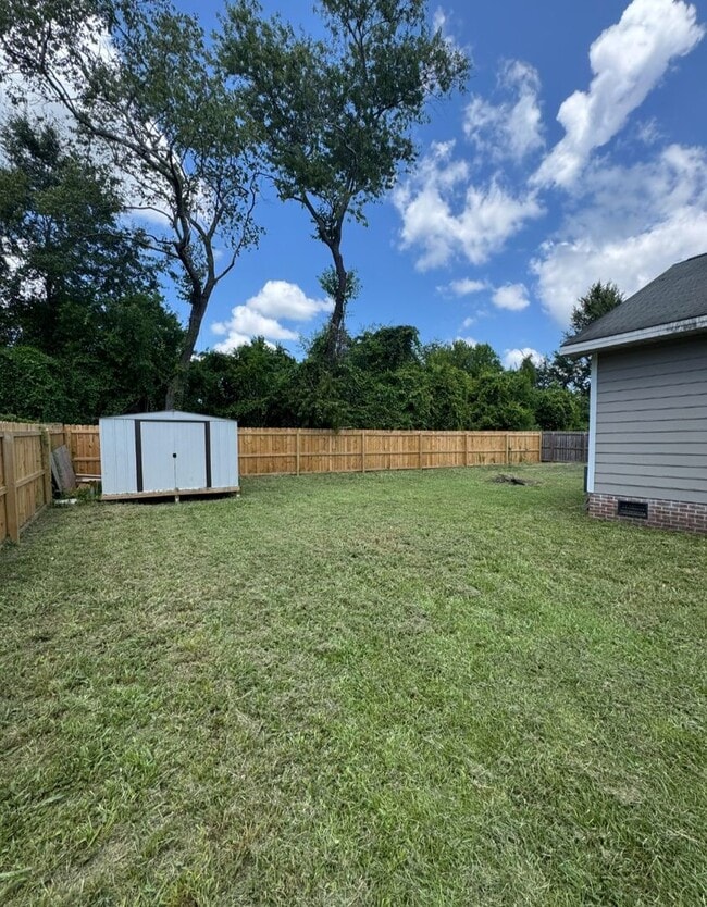 Building Photo - NEW LISTING!!!!!