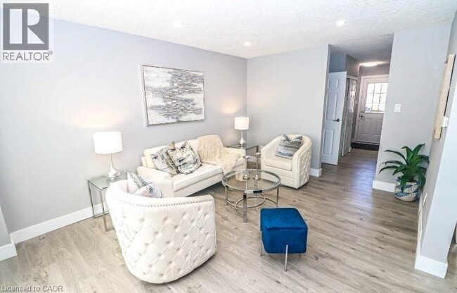 Photo du bâtiment - 223 Pioneer Dr