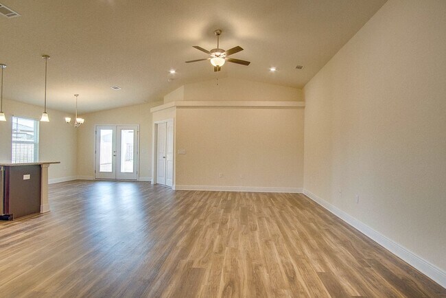 Foto del edificio - 3BR, 2BA Rental Home with Open Floor Plan, Granite Kitchen, Primary Suite, 2-Car Garage & Covered...