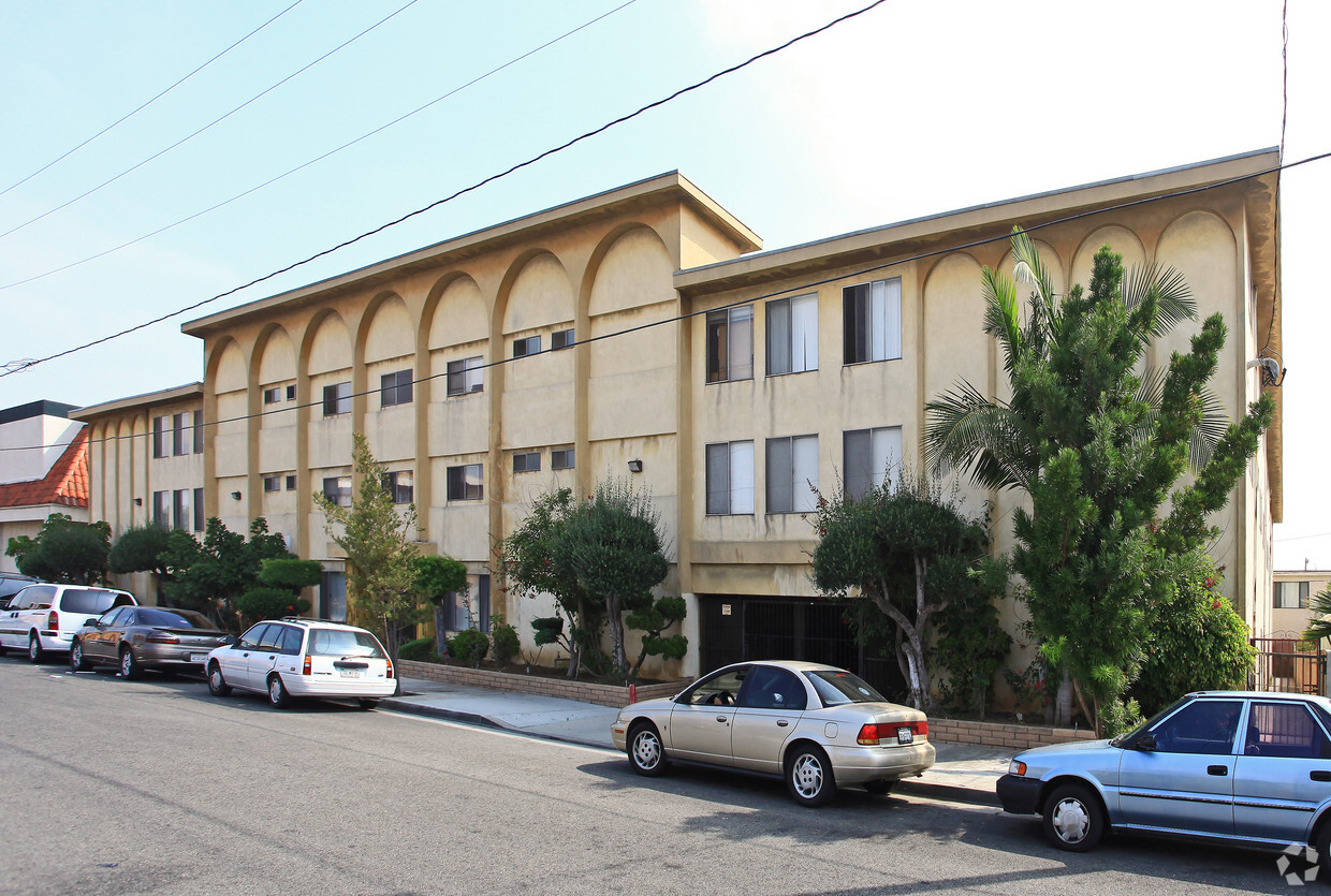 Primary Photo - Luna Park Apartments