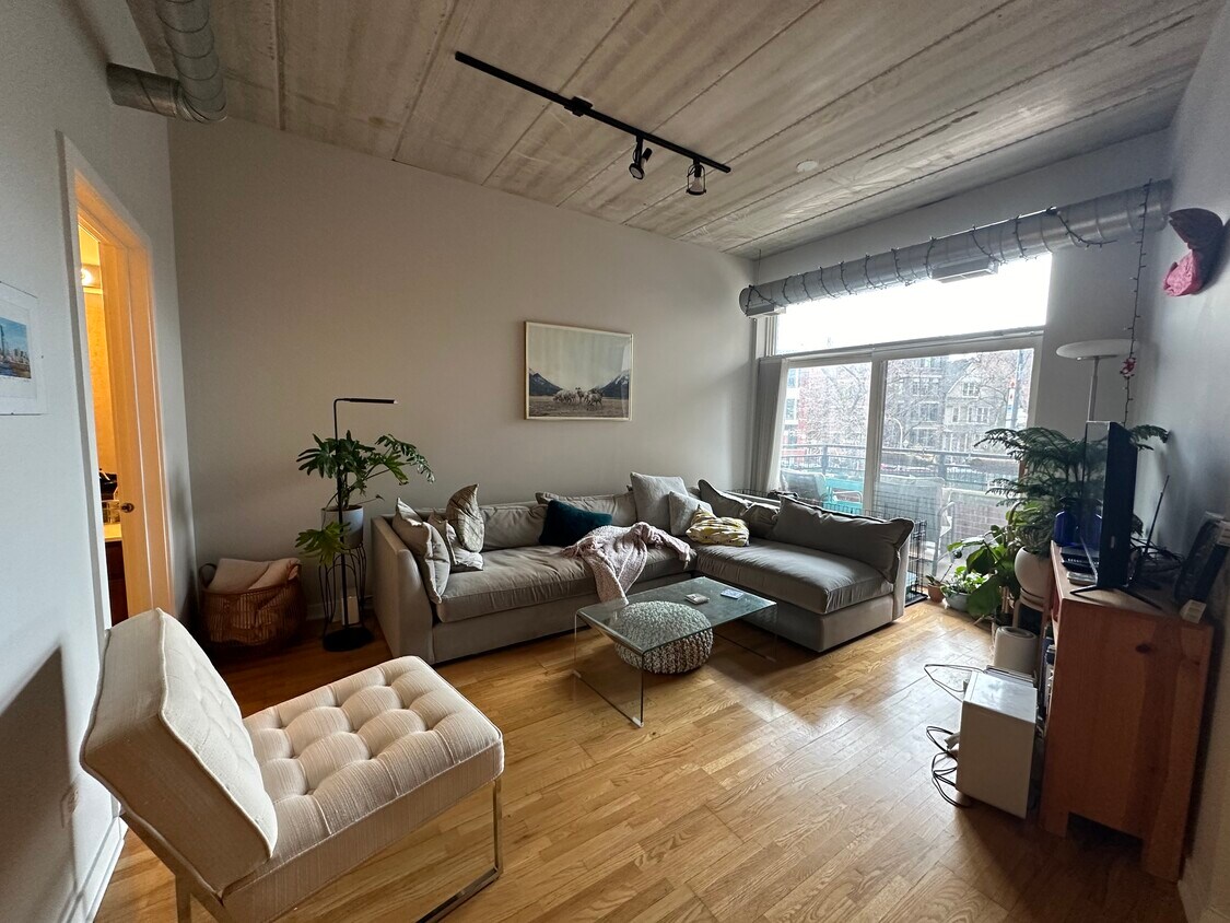 Primary Photo - 3260 N Clark St
