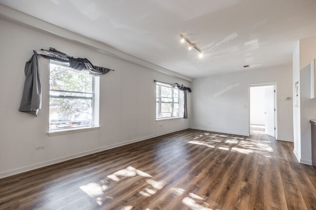 Building Photo - 1542 W Glenlake Ave