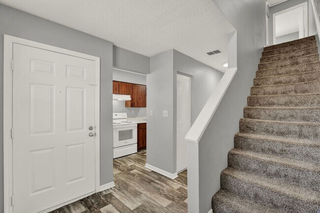 Building Photo - SPACIOUS 2 Bedroom 1.5 Bath Apartment