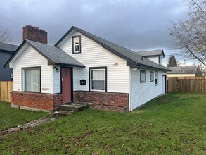 Building Photo - 929 E 57th St