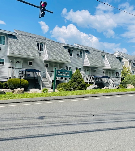 Vista de la calle - Willow Park Apartments