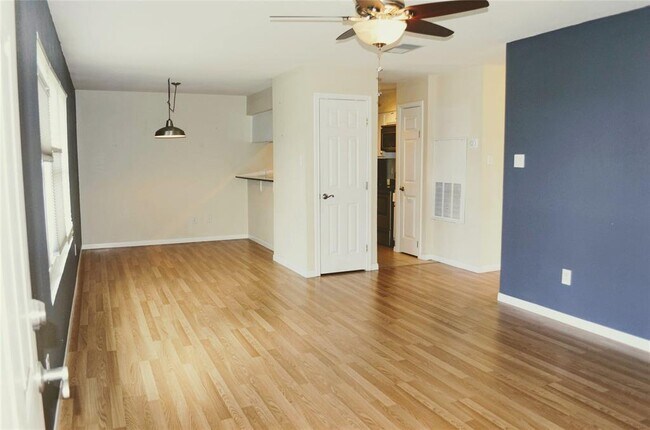 Building Photo - 2450 Ashdale Dr