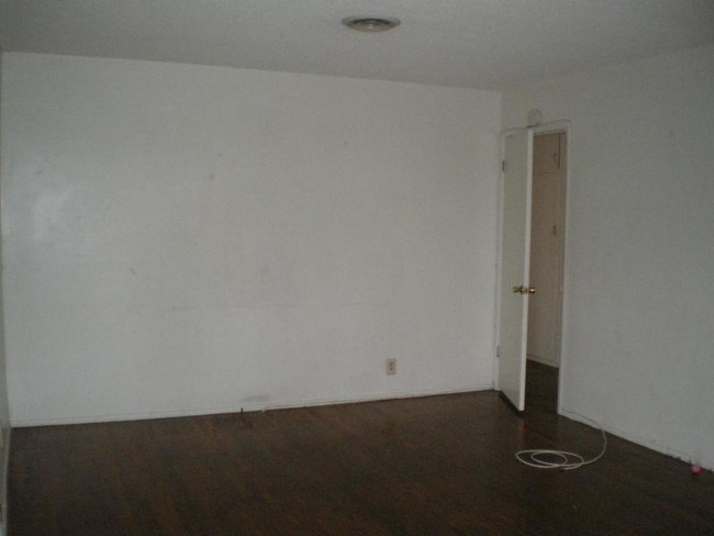 Building Photo - 250 N Buena Vista St