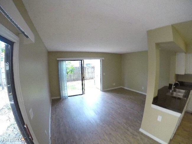Building Photo - 2 br, 3 bath Townhome - 4102 Tartan Pl