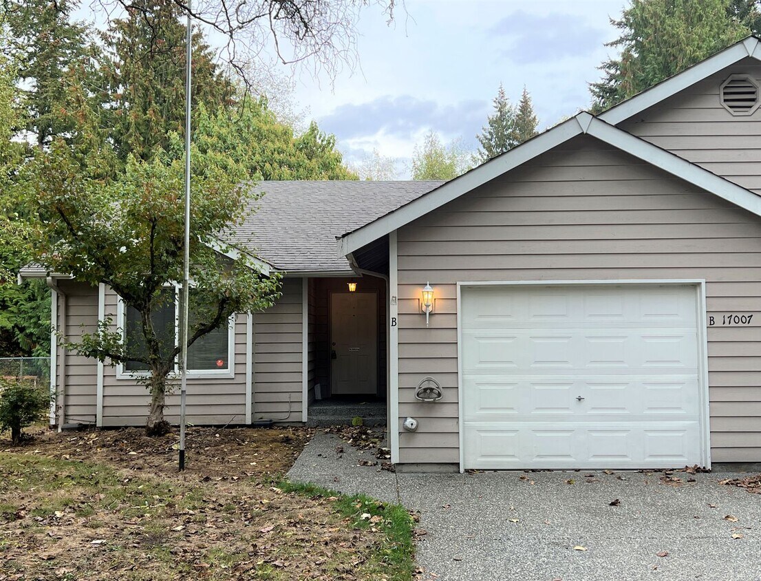 Foto principal - Single Story 2 Bdrm Duplex - Near Lake Goo...