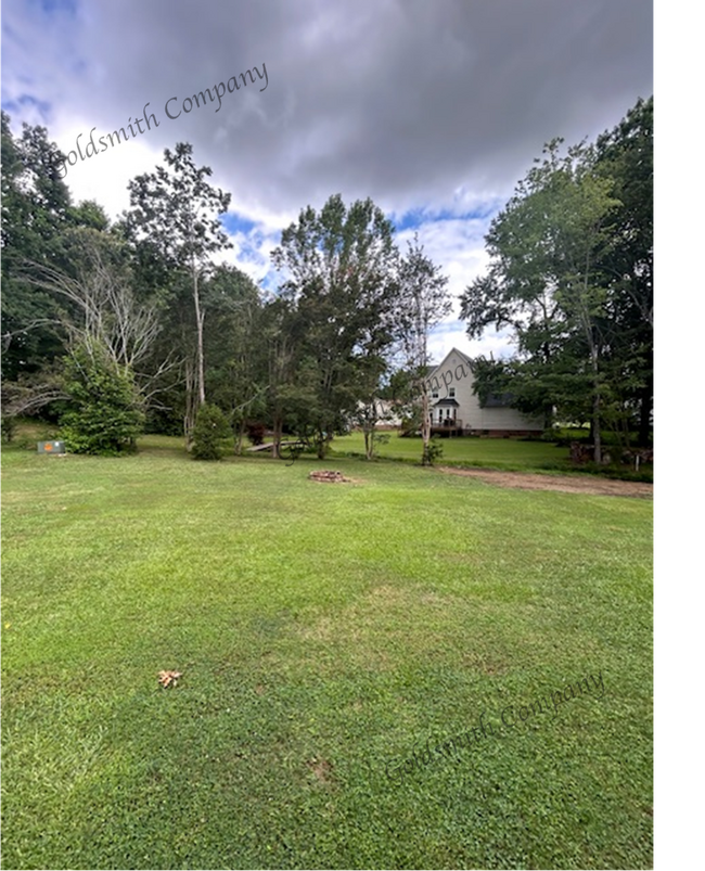 Building Photo - "3-Bedroom Home with Spacious Living in Si...